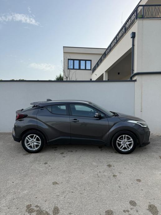 Toyota C-HR 1,8 automatik, fotografija 5