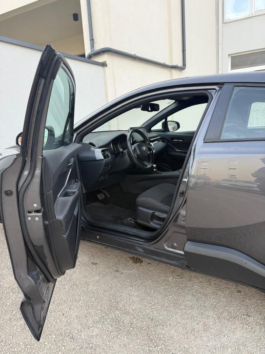 Toyota C-HR 1,8 automatik, fotografija 15