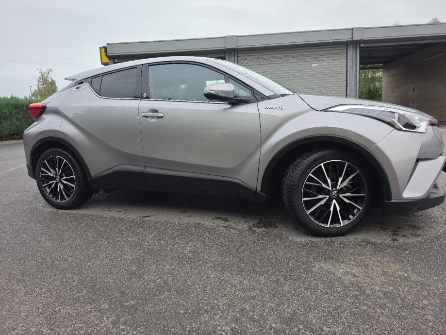 Toyota C-HR 1,8 automatik, fotografija 3