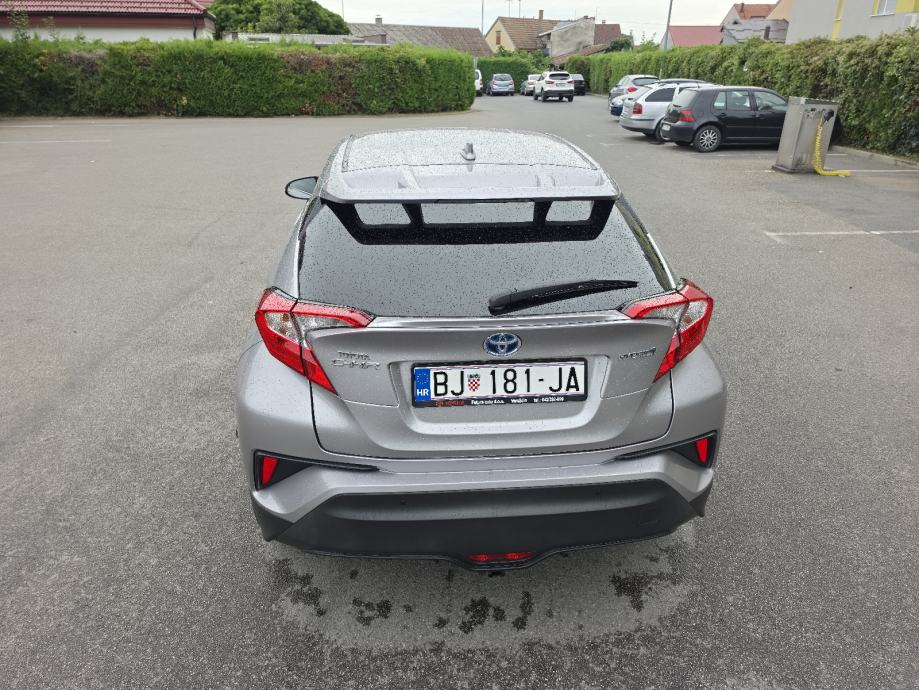 Toyota C-HR 1,8 automatik, fotografija 4