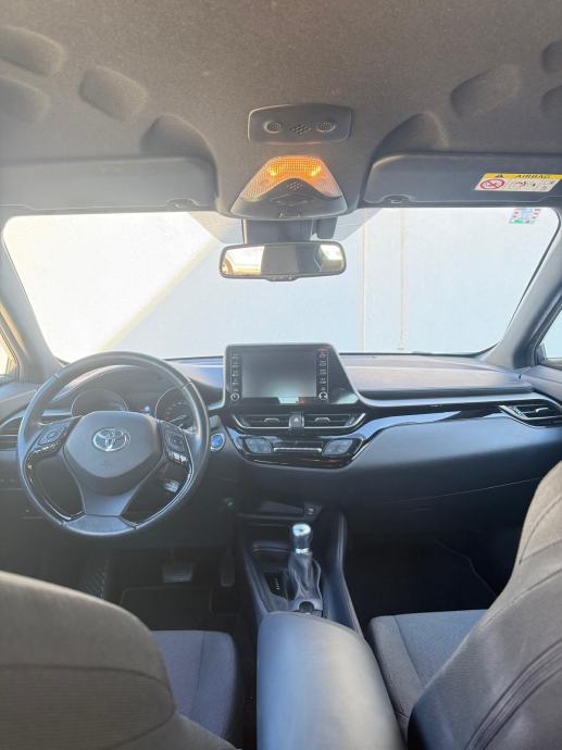 Toyota C-HR 1,8 automatik, fotografija 7