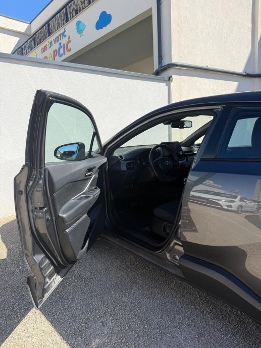 Toyota C-HR 1,8 automatik, fotografija 8