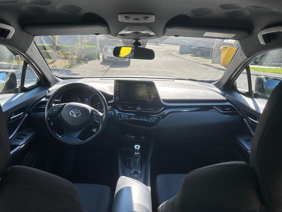 Toyota C-HR 1,8 automatik, fotografija 4