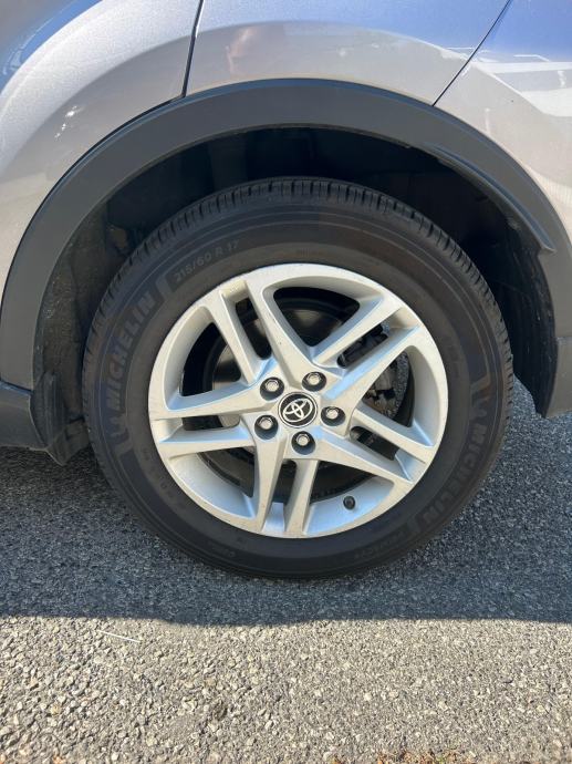 Toyota C-HR 1,8 automatik, fotografija 8