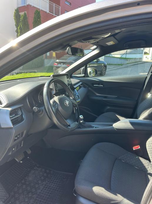 Toyota C-HR 1,8 automatik, fotografija 7