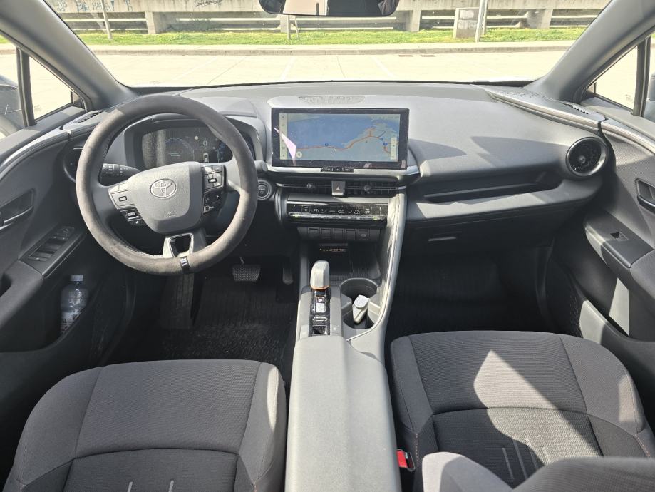 Toyota C-HR 1,8 automatik, fotografija 4