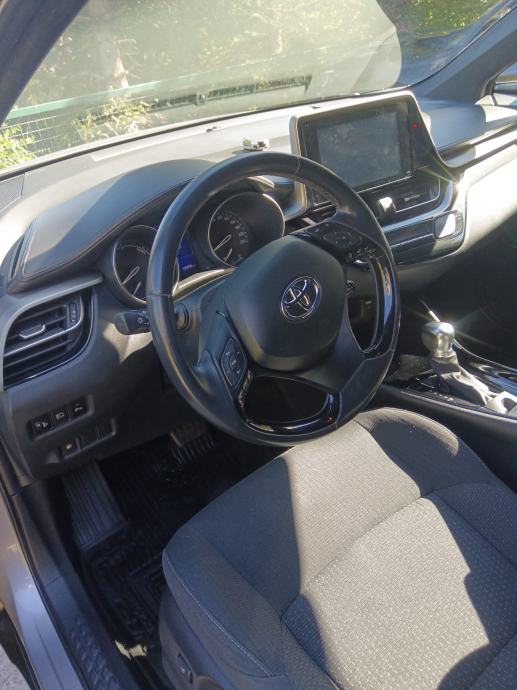 Toyota C-HR 1,8 automatik, fotografija 3