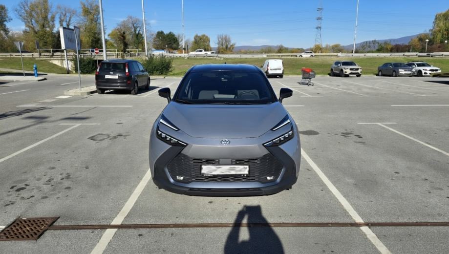 Toyota C-HR 1,8 HYBRID, fotografija 2