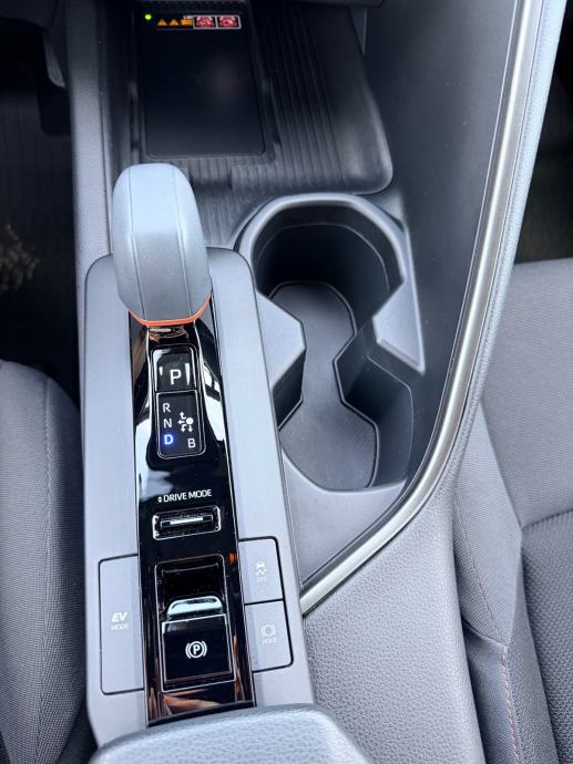 Toyota C-HR, HEV 1,8, C-OOL, HR, 1. vlasnik, reg. godinu dana, fotografija 13