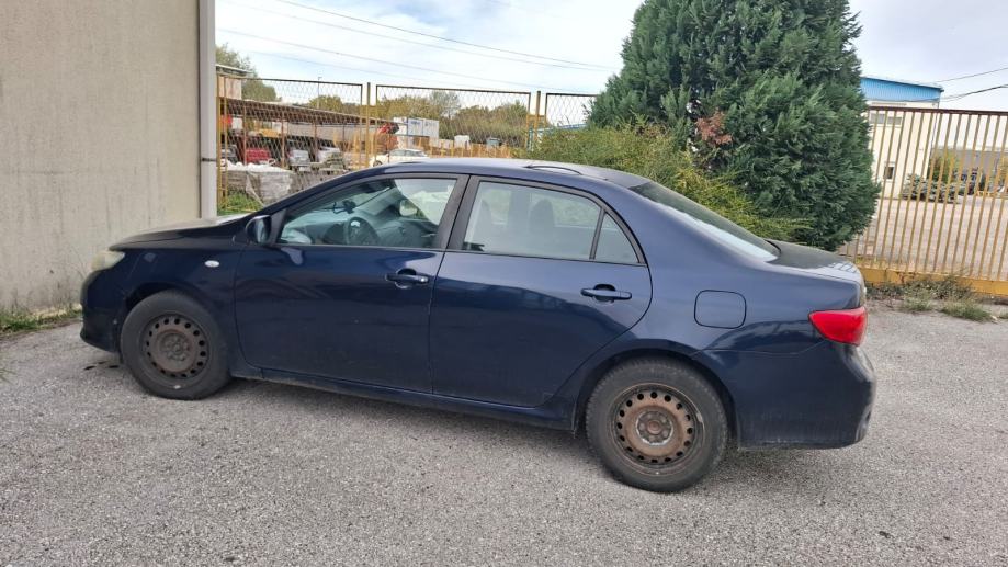 Toyota Corolla Sedan, fotografija 3