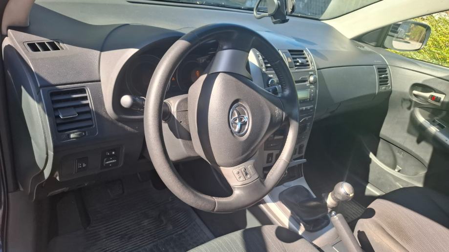 Toyota Corolla Sedan, fotografija 5