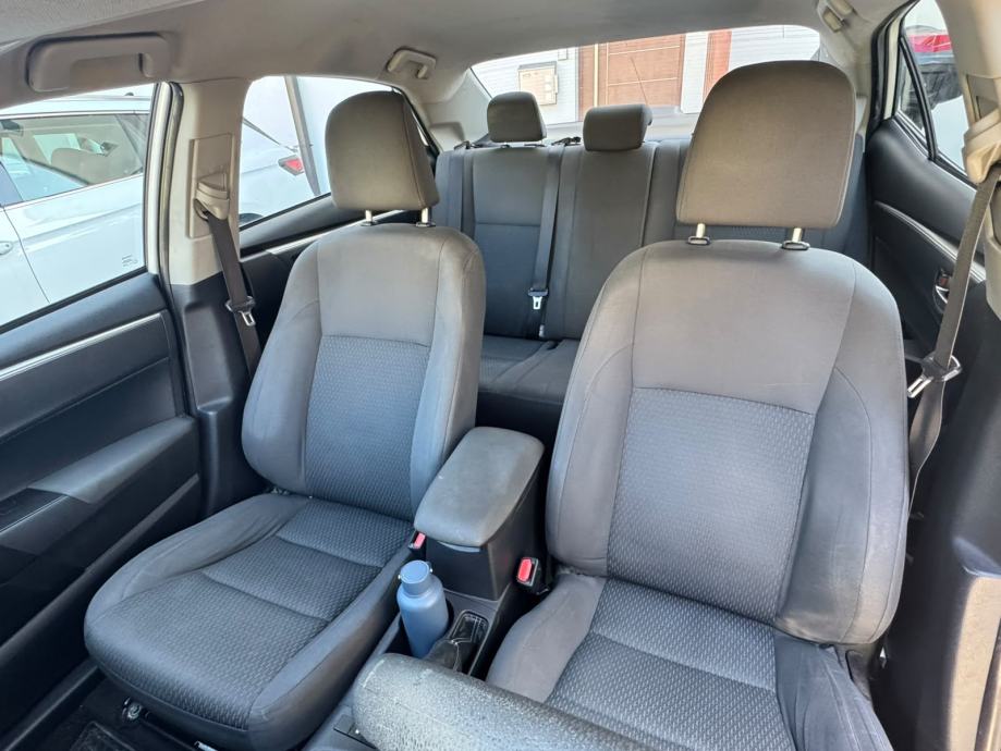 Toyota Corolla Sedan, fotografija 13