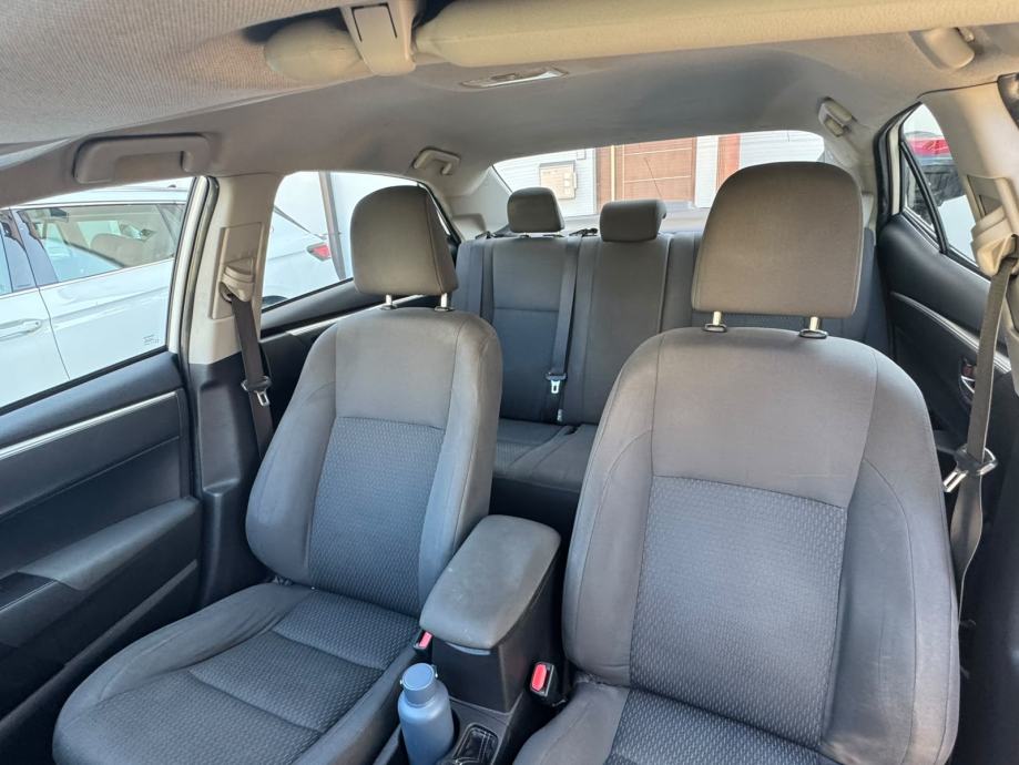 Toyota Corolla Sedan, fotografija 16