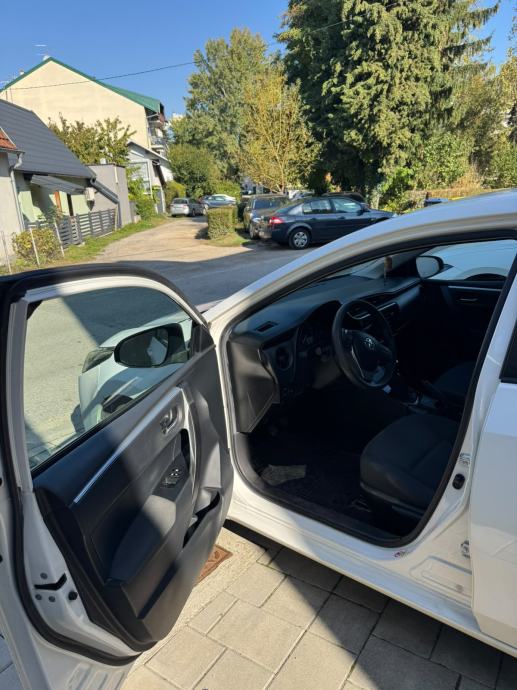 Toyota Corolla Sedan, fotografija 4