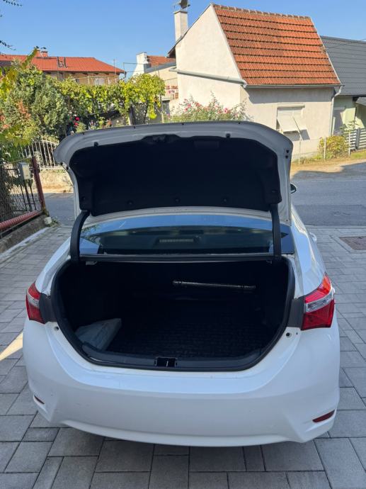 Toyota Corolla Sedan, fotografija 12