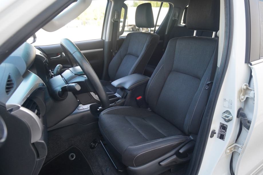 Toyota Hilux 2.4 D-4D #SERVISNA#TVORNIČKO JAMSTVO#U PDV-U#LEASING#, fotografija 12