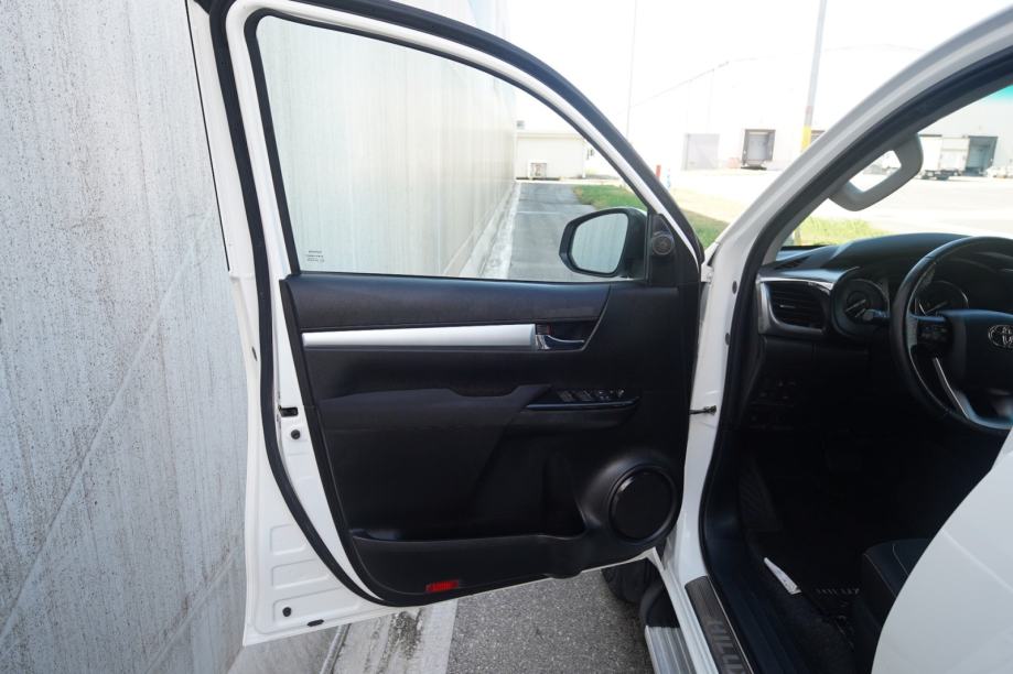 Toyota Hilux 2.4 D-4D #SERVISNA#TVORNIČKO JAMSTVO#U PDV-U#LEASING#, fotografija 13