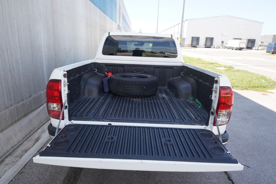 Toyota Hilux 2.4 D-4D #SERVISNA#TVORNIČKO JAMSTVO#U PDV-U#LEASING#, fotografija 16