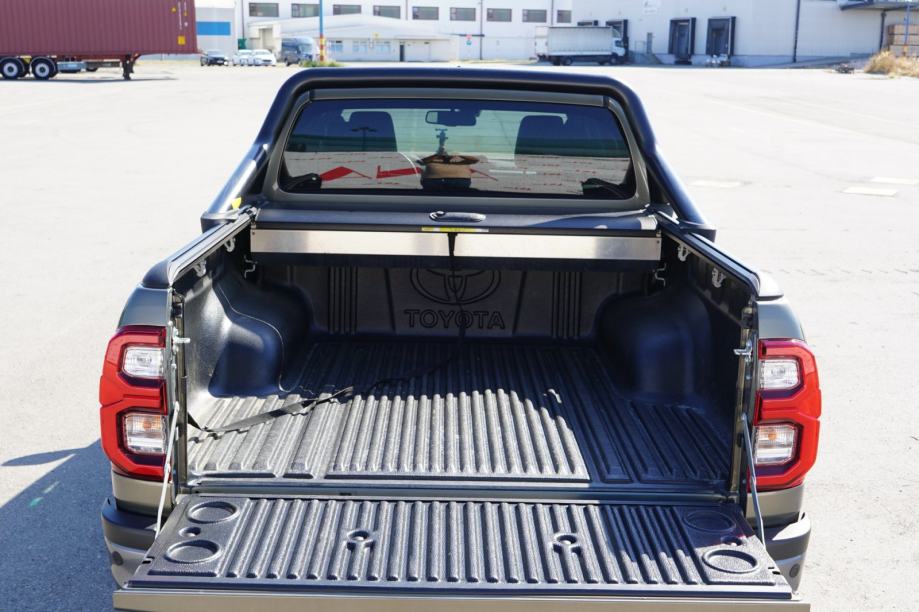 Toyota Hilux 2.8 D #INVINCIBLE#HR AUTO#U SUSTAVU PDV-A#N1#LEASING#, fotografija 13