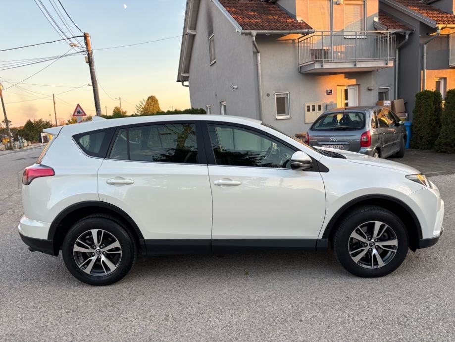 Toyota RAV4 2,0 D-4D Originalno stanje!, fotografija 5