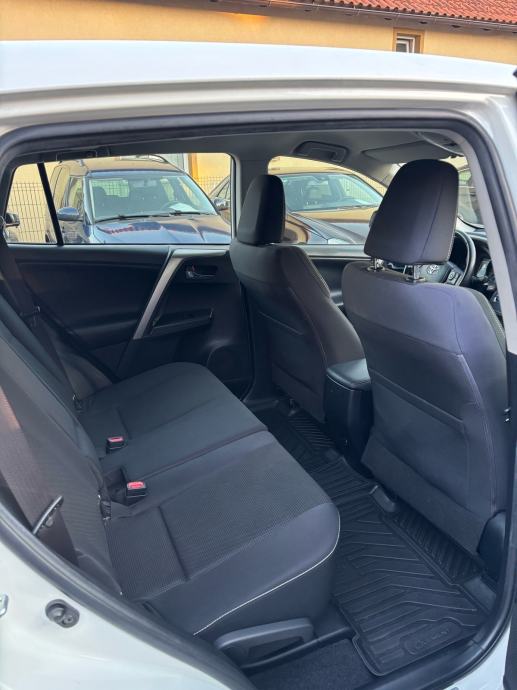Toyota RAV4 2,0 D-4D Originalno stanje!, fotografija 17