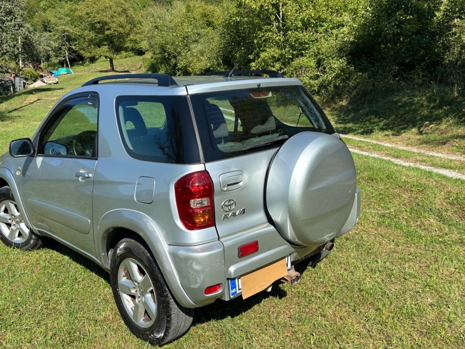 TOYOTA RAV4 3 VRATA 2,0 D-4D 4X4 (KRATKI), fotografija 2