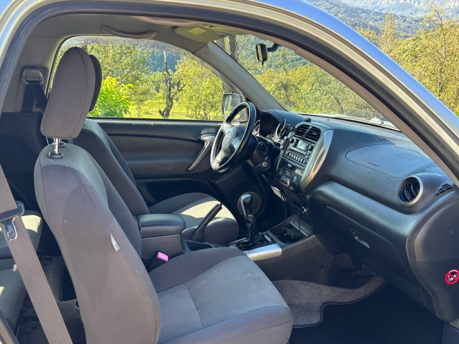TOYOTA RAV4 3 VRATA 2,0 D-4D 4X4 (KRATKI), fotografija 4