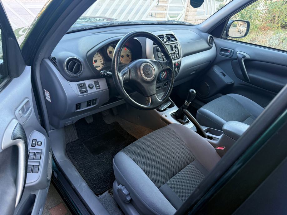 TOYOTA RAV4 2,0 D-4D UREDAN , REG. 07/2026, fotografija 9