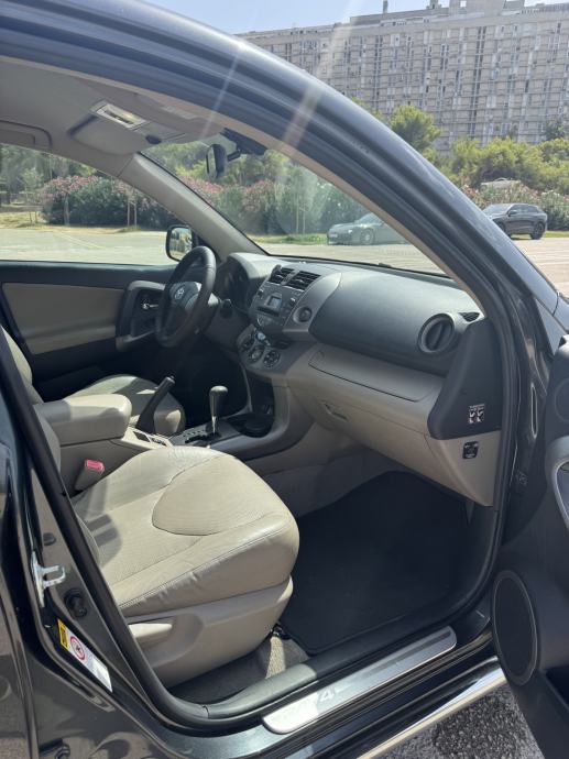 Toyota RAV4 2,0 VVT-i automatik (4X4), fotografija 11