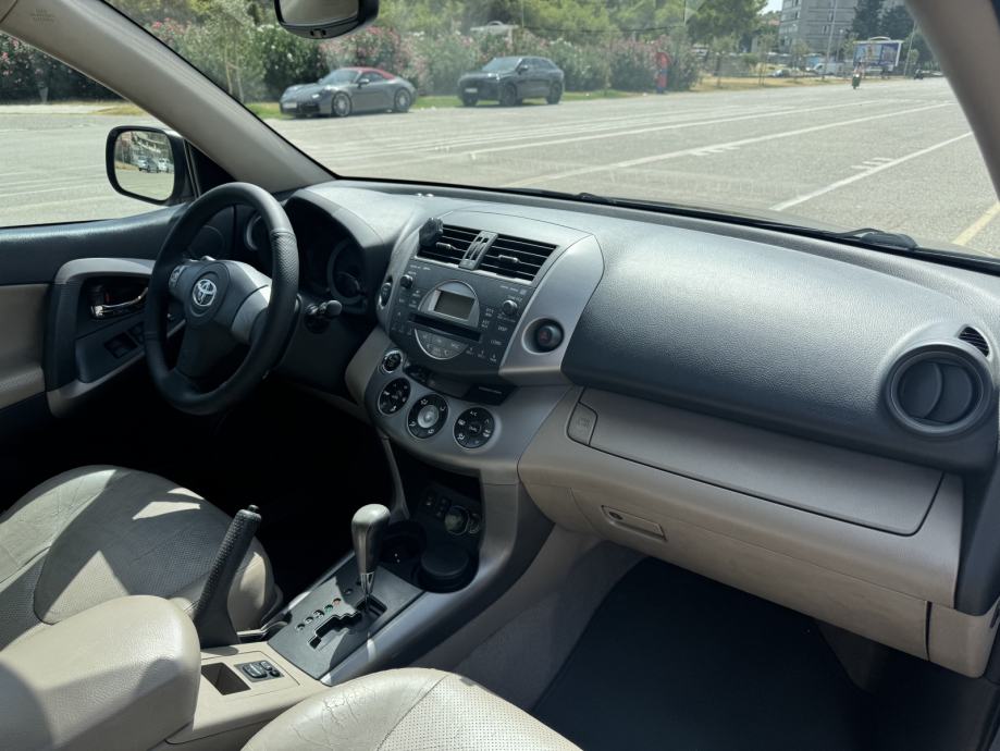 Toyota RAV4 2,0 VVT-i automatik (4X4), fotografija 10