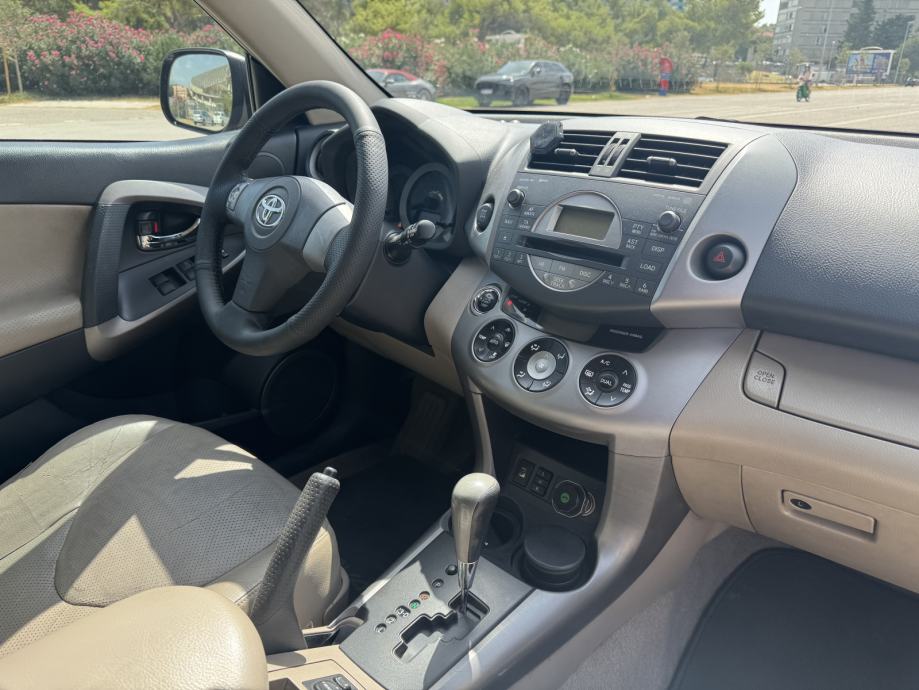 Toyota RAV4 2,0 VVT-i automatik (4X4), fotografija 9