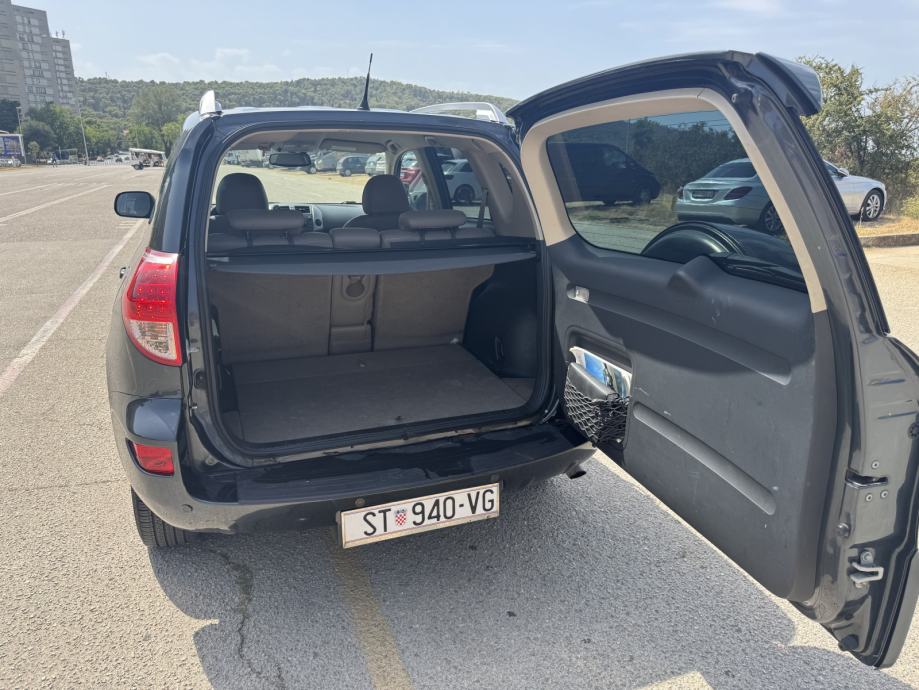 Toyota RAV4 2,0 VVT-i automatik (4X4), fotografija 13