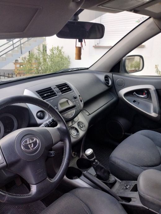 Toyota RAV4 2,2 D-4D, fotografija 4
