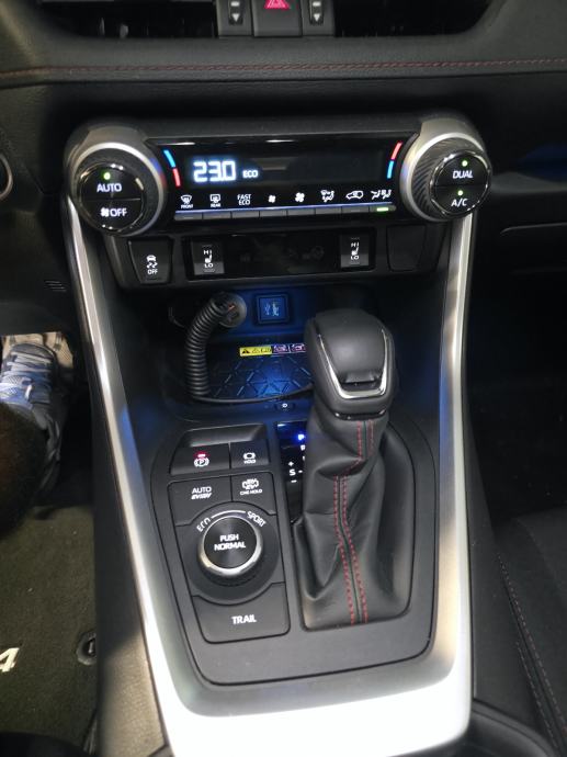 Toyota RAV4 plug-in hibrid 1.reg 12/2025, fotografija 12