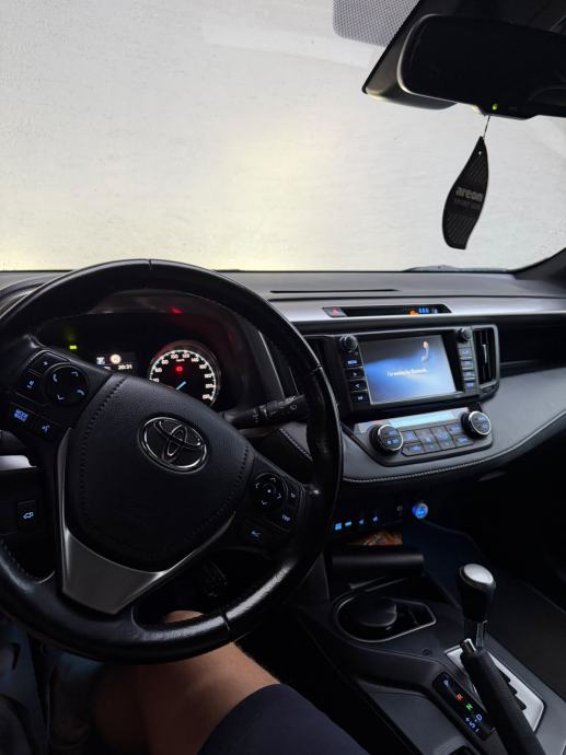 Toyota RAV4 2,5, fotografija 2