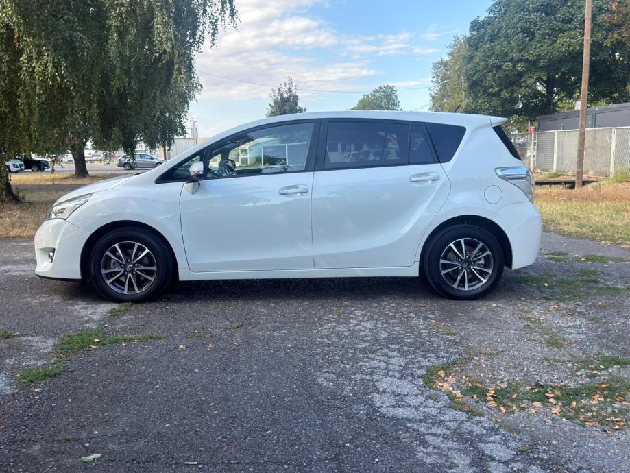 Toyota Verso 2,0 D-4D-7 SJEDALA-PANORAMA-XENON-NAVI-GR.SJED.-REG 08/27, fotografija 2