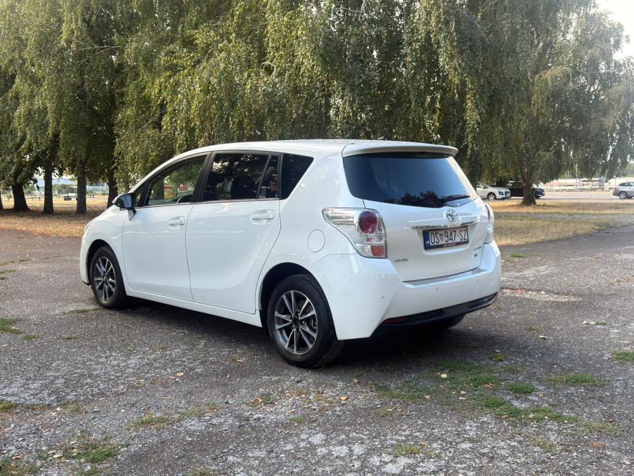 Toyota Verso 2,0 D-4D-7 SJEDALA-PANORAMA-XENON-NAVI-GR.SJED.-REG 08/27, fotografija 3