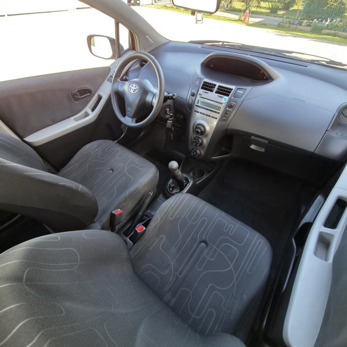 Toyota Yaris 1,0 VVT-i benzinac ● 133.ooo km● HR auto • KLIMA, fotografija 8