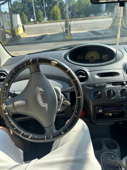 Toyota Yaris 1,0 VVT-i, KLIMA, REGAN GODINU DANA, fotografija 9