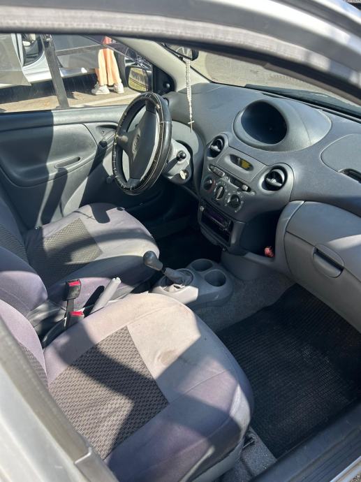 Toyota Yaris 1,0 VVT-i, KLIMA, REGAN GODINU DANA, fotografija 6