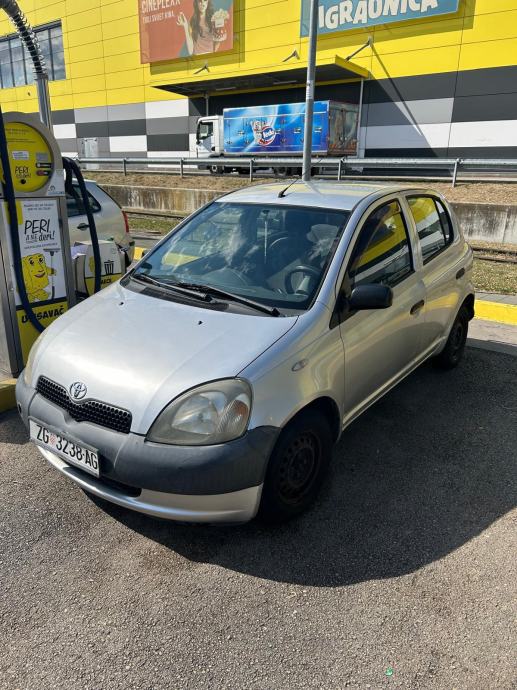 Toyota Yaris 1,0 VVT-i, KLIMA, REGAN GODINU DANA, pogled izvana - slika 2