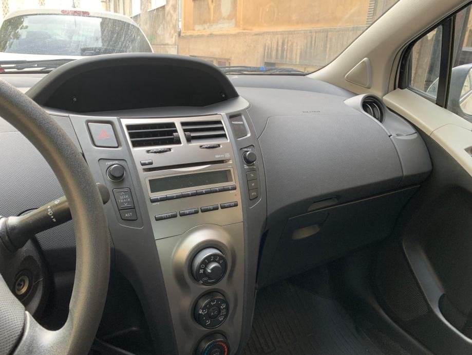 Toyota Yaris 1,0 VVT-i samo 40000 KM prvi vlasnik, fotografija 3
