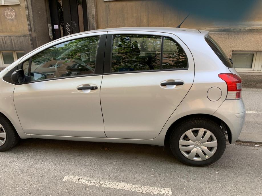 Toyota Yaris 1,0 VVT-i samo 40000 KM prvi vlasnik, fotografija 4