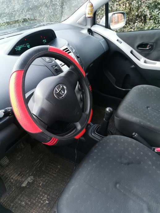 Toyota Yaris 1,0 VVT-i, fotografija 2