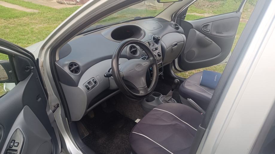 Toyota Yaris 1,0 VVT-i, fotografija 6