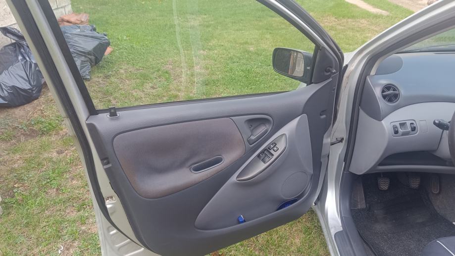 Toyota Yaris 1,0 VVT-i, fotografija 13