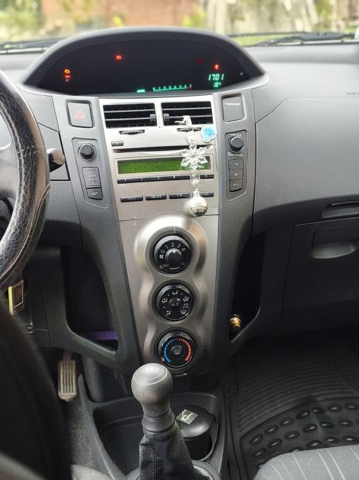 Toyota Yaris 1,0 VVT-i, fotografija 5