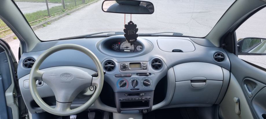 Toyota Yaris 1,0 VVT-i (cijena nije fiksna), fotografija 9