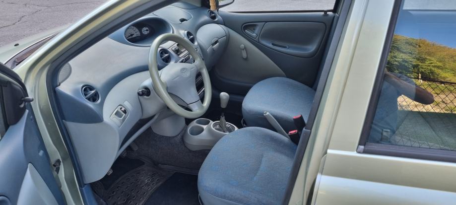 Toyota Yaris 1,0 VVT-i (cijena nije fiksna), fotografija 8