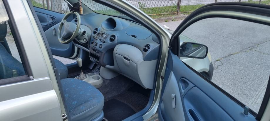 Toyota Yaris 1,0 VVT-i (cijena nije fiksna), fotografija 12